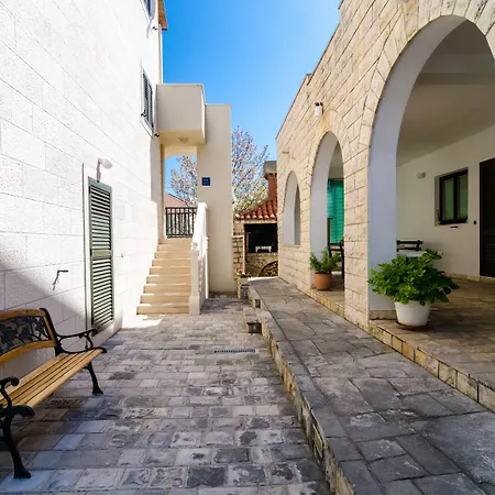 Cina ゲストハウス ツァヴタット